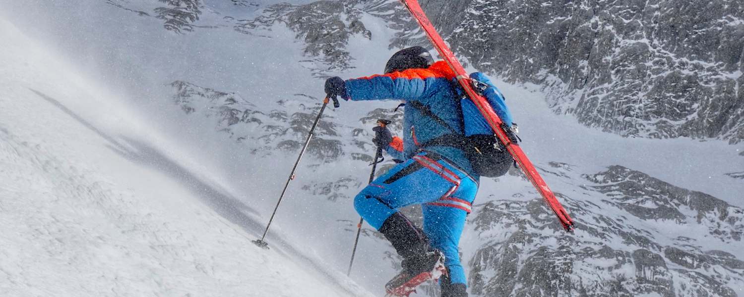 Skibergsteiger beim Aufstieg in einer Steilrinne