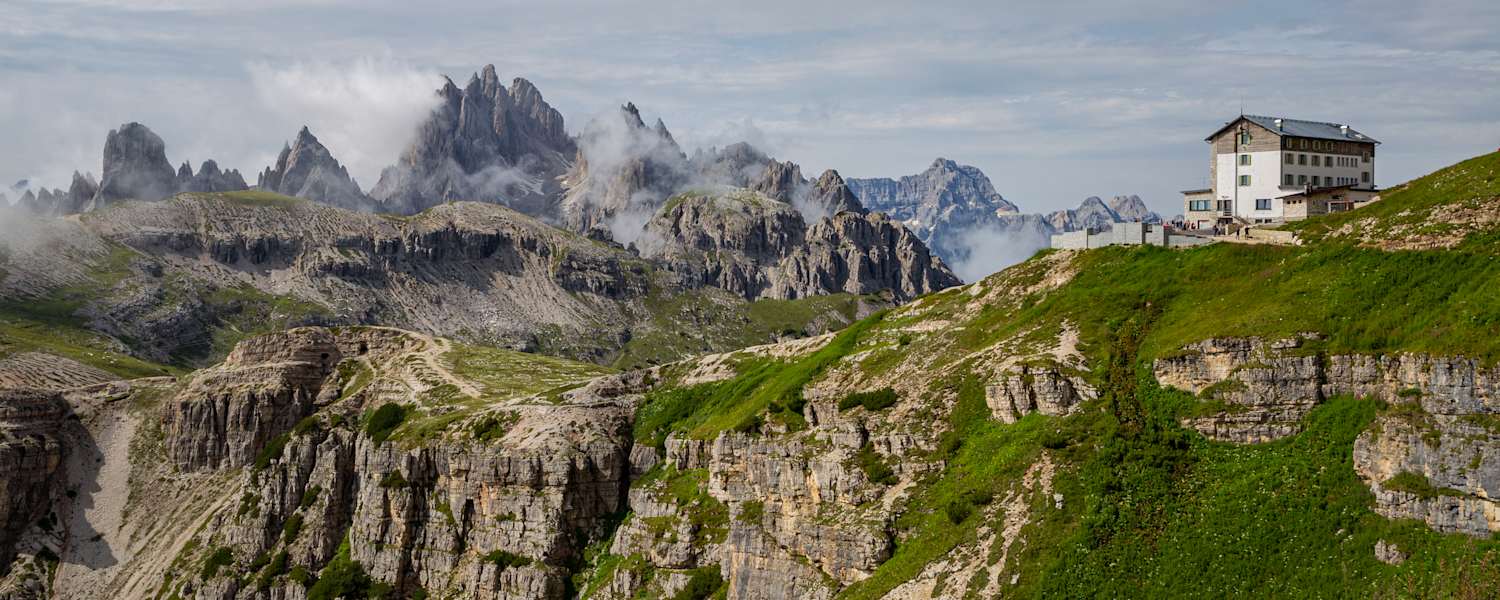 Die Auronzohütte in den Dolomiten mit Blick auf die Drei Zinnen