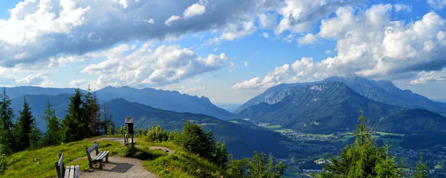 Aussicht vom 1.304 m hohen Grünstein über das Berchtesgadener Land in Bayern