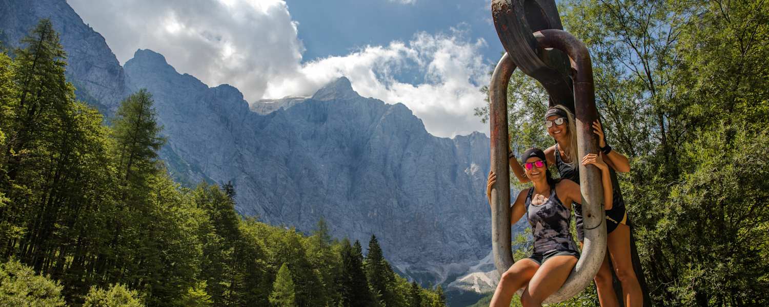 Überdimensionierter „Aussichtskarabiner“ am Start der Tour zum Triglav