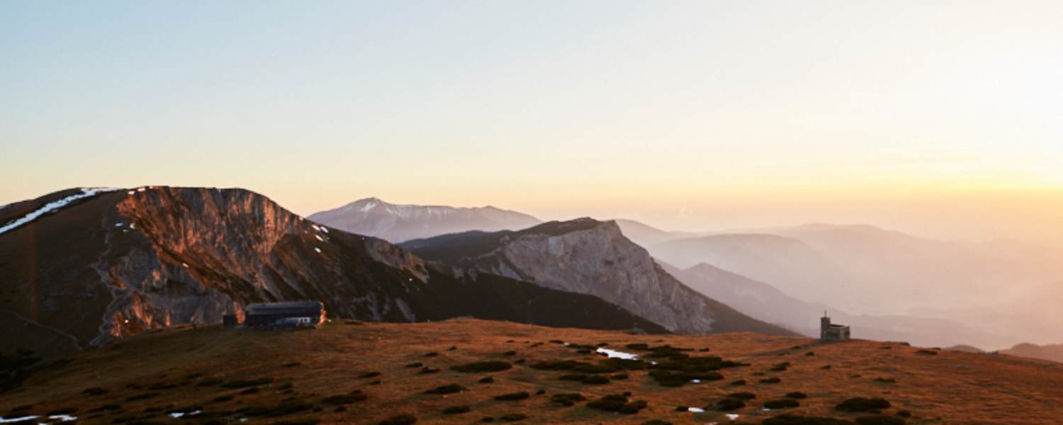 Das Karl Ludwig Haus und der Gipfel des Predigtstuhl im Hintergrund 