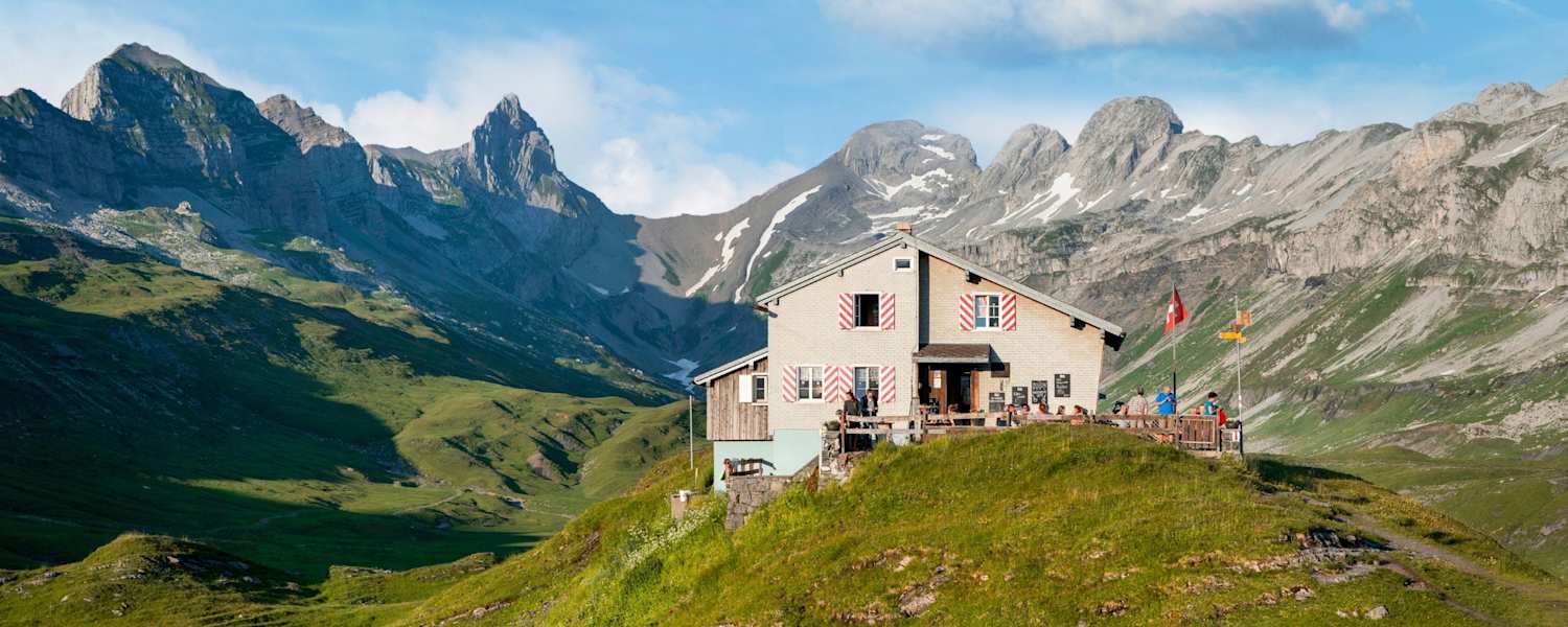 Die Glattalphütte umringt von Bergen.