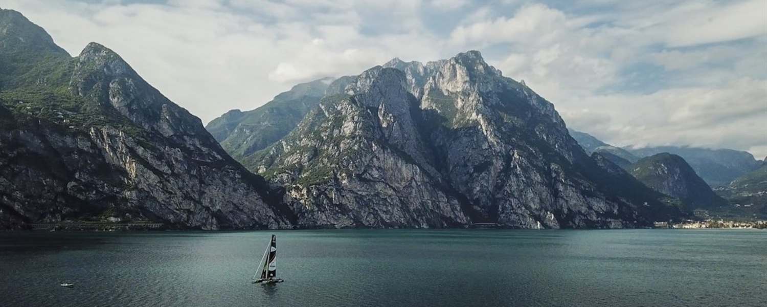 Extrem-Katamaran am Westufer des Garadasee