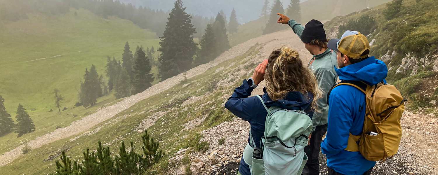 Wanderer am Dobratsch bei Nebel