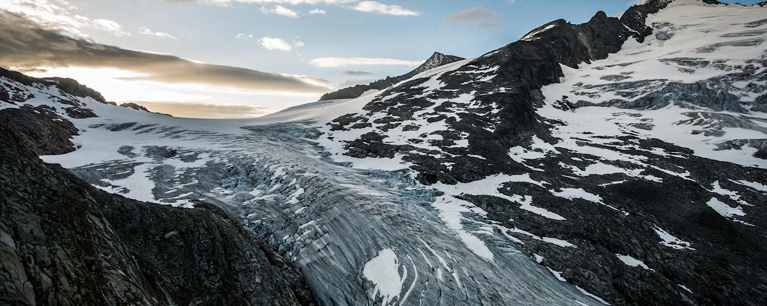 Der Großvenediger bei Sonnenaufgang mit Gletscher im Vordergrund