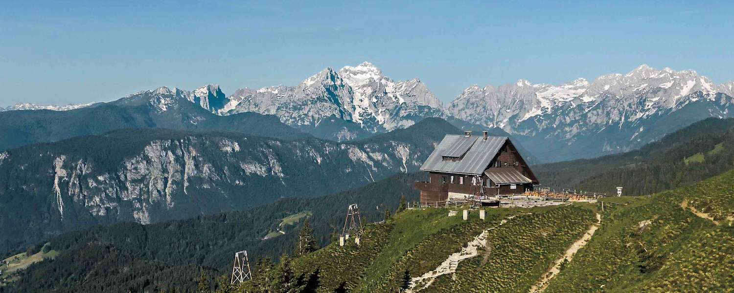 Die Kahlkogelhütte mit Blick in die Julischen Alpen.