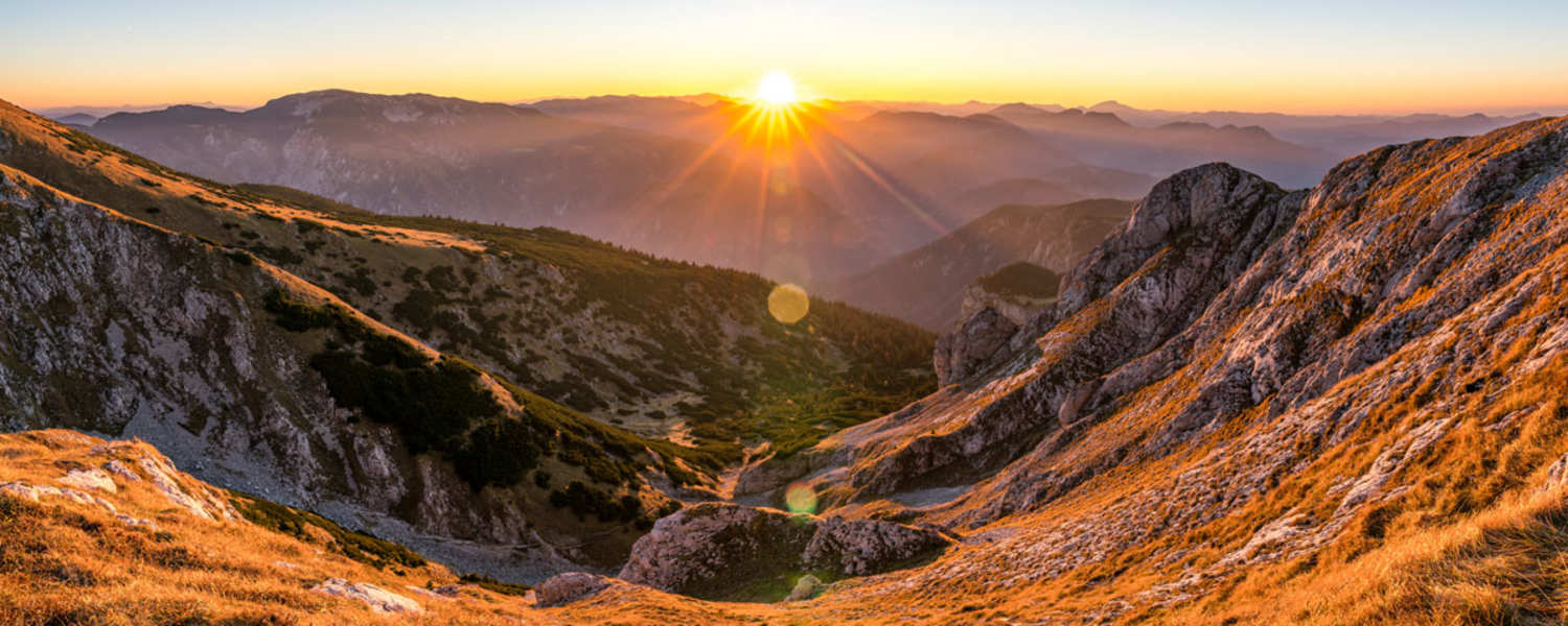 Der Sonnenuntergang am Schneeberg, nur wenige Minuten von der Fischerhütte entfernt, stellt er das Highlight dieser Wanderung dar..