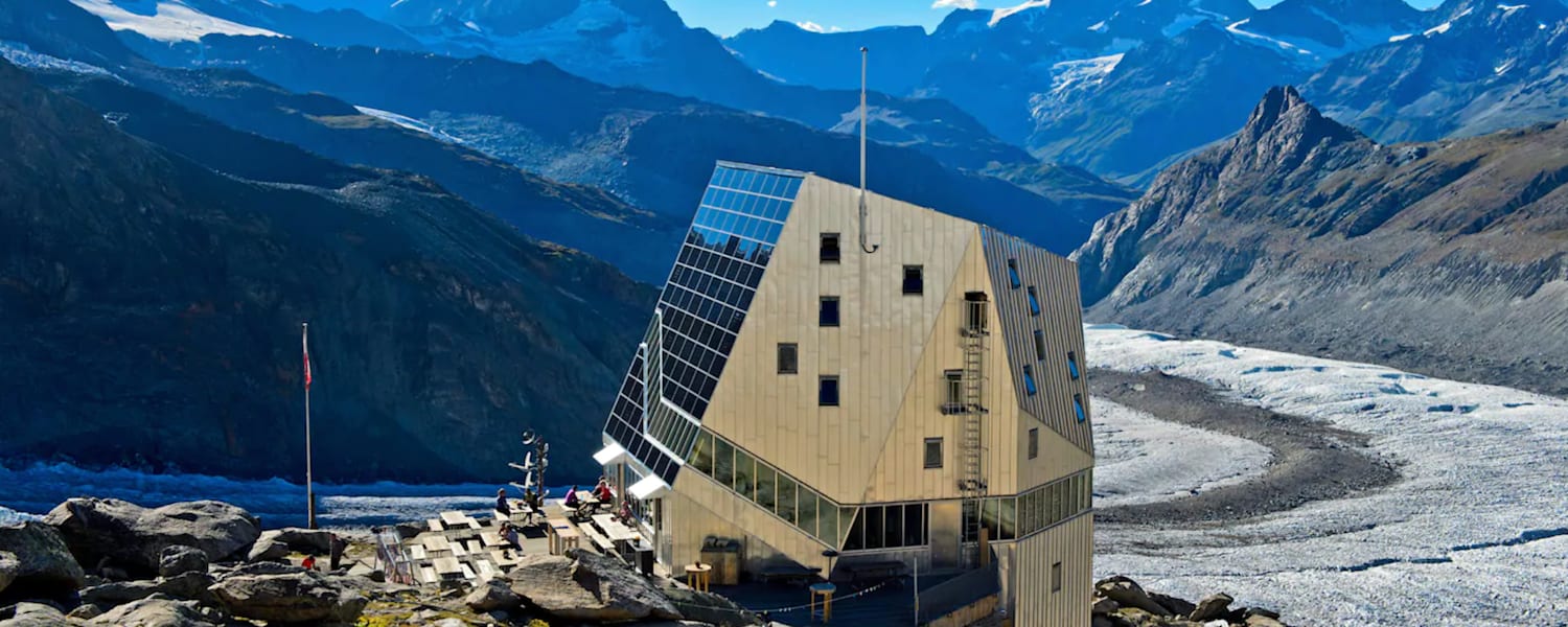 Vor allem Hütten-Beiträge haben euch im Oktober begeistert: Die Monte Rosa Hütte in Zermatt mit dem Matterhorn im Hintergrund