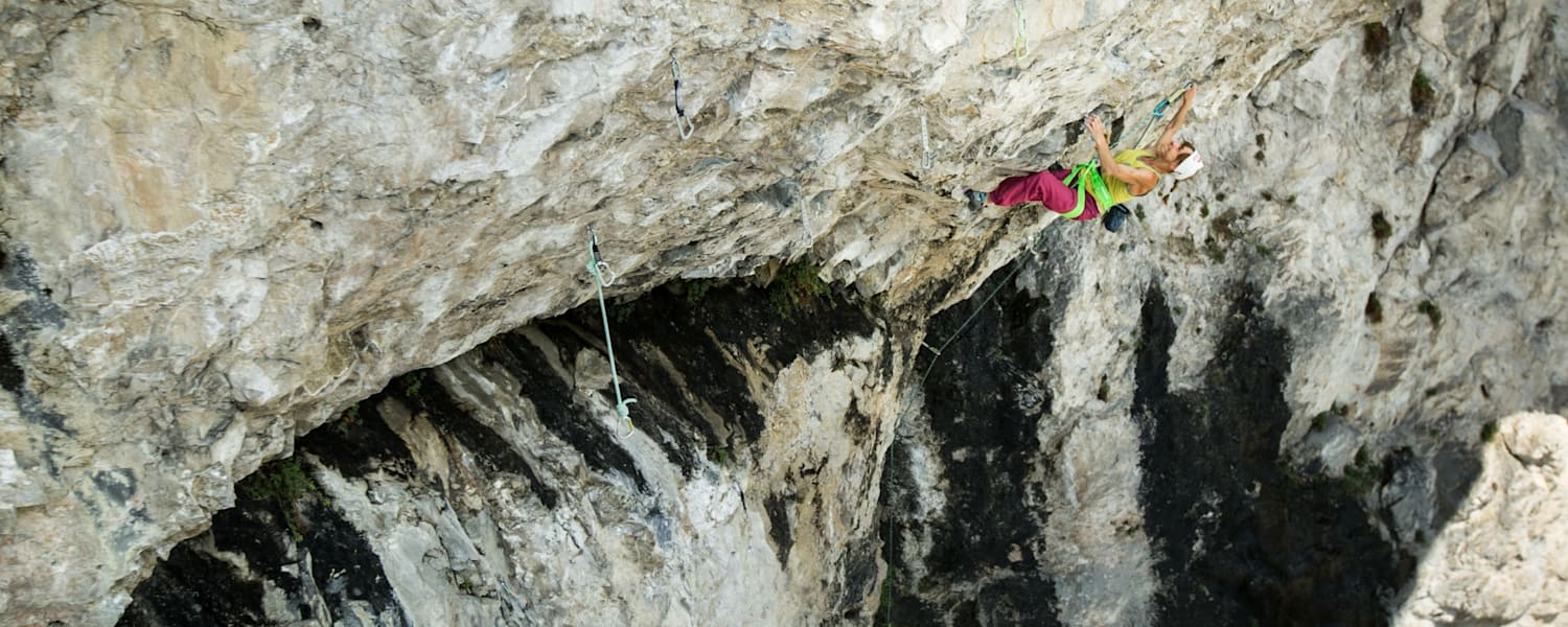Angy Eiter während ihrer Erstebgeung von „Madame Ching“ (9b) im Tiroler Oberland