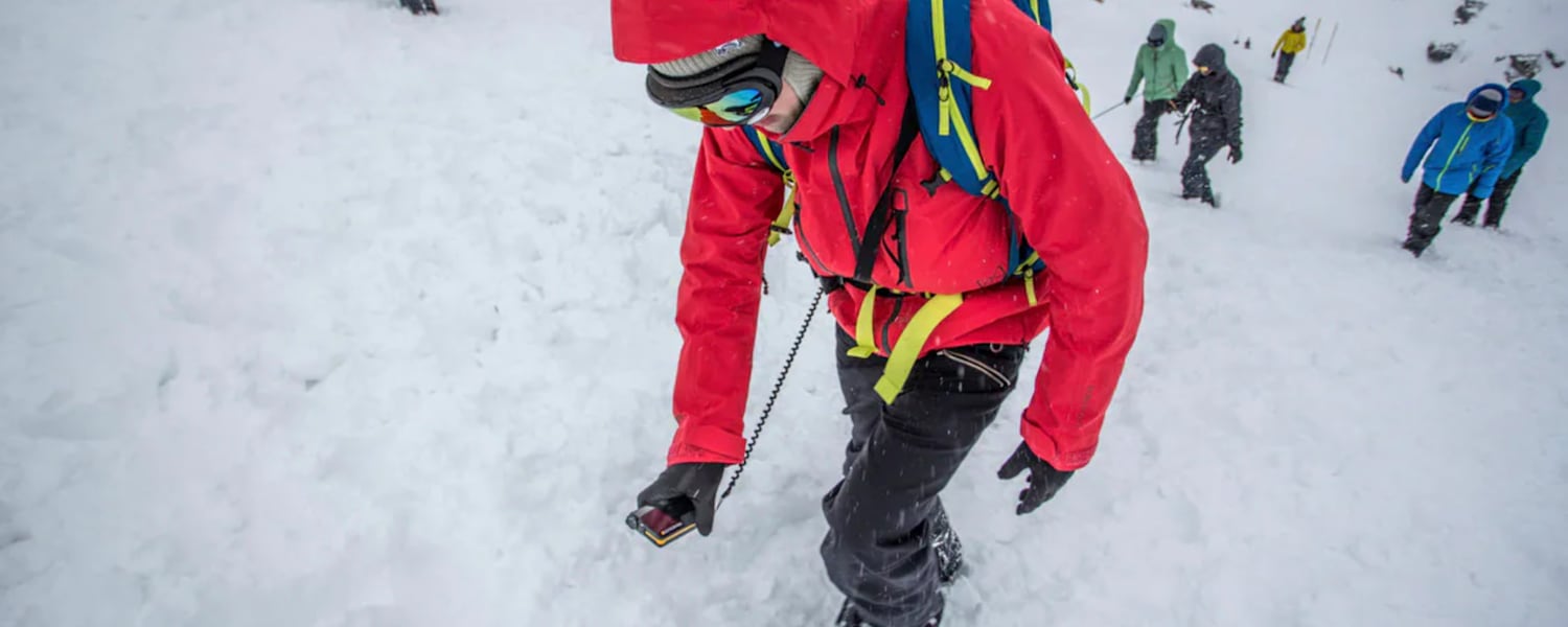 Wer mit seiner LVS-Notfallausrüstung vertraut ist, kann im Notfall auch rasche Hilfe leisten: Doch wie trägt man das LVS nun richtig?