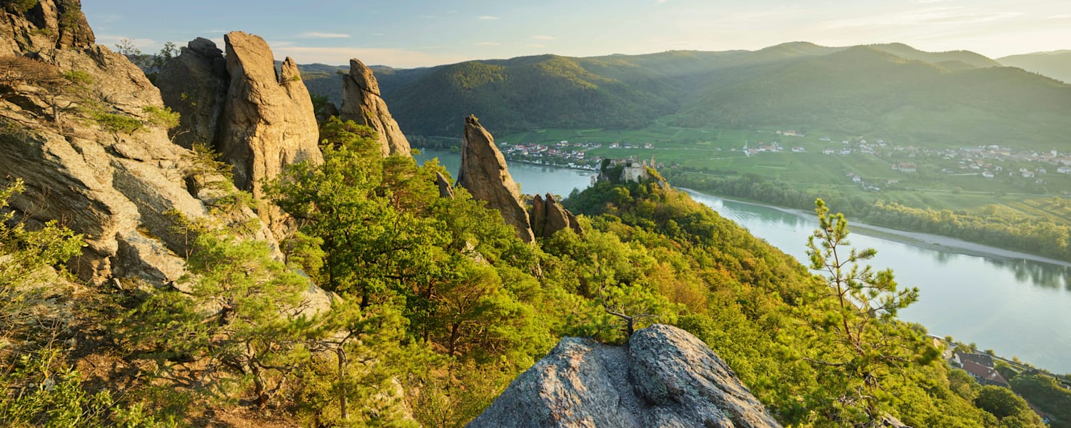 Ausblick von oberhalb der Burgruine Dürnstein aus über die malerische Wachau in Niederösterreich
