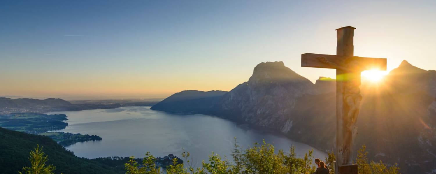Romantischer Ausblick vom Gipfel des Kleinen Sonnstein (923 m) auf den tiefblauen Traunsee, Oberösterreich