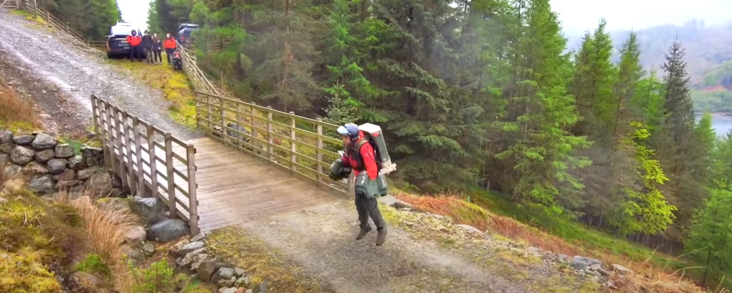 Notarzt Jamie Walsh testet den Jet-Suit im Lake-District-Nationalpark