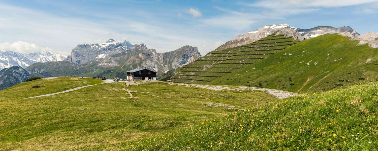 Unterwegs am blumenreichen Blaser
