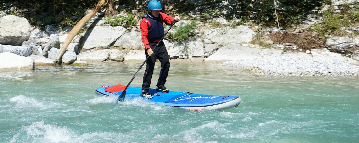 Stand-Up-Paddler im Wildwasser