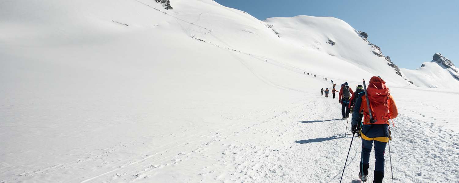 Bergsteiger am Weg zum Gipfel des Breithorns
