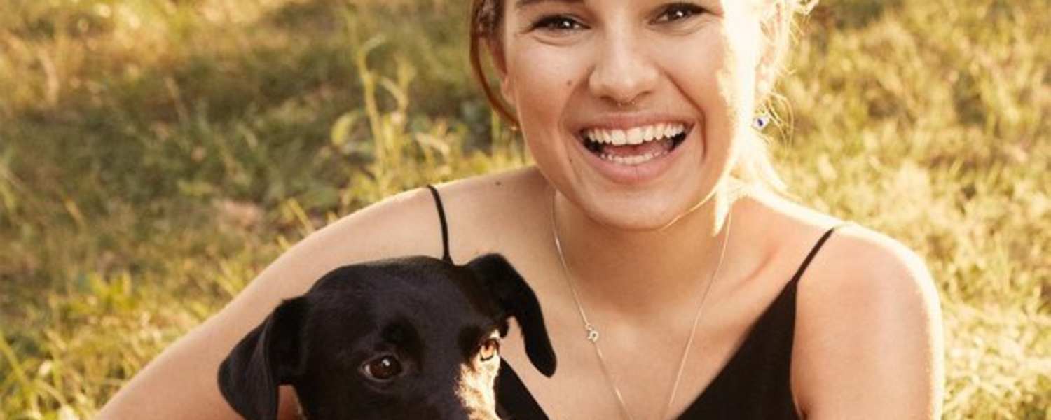 Madeleine Alizadeh, alias Dariadaria, mit ihrer Hündin Mala