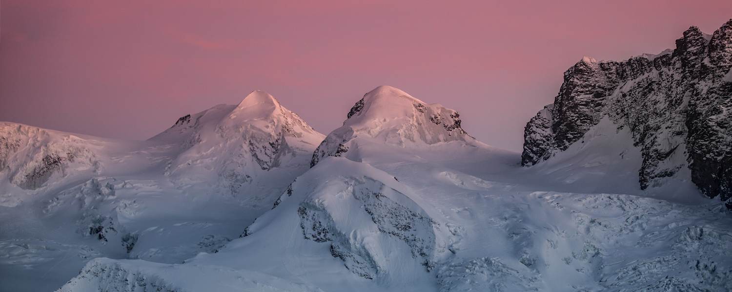 „Zwillinge“ Pollux (4.092 m) und Castor (4.223 m) in den Walliser Alpen bei Sonnenuntergang