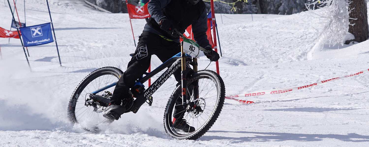 Downhill-Mountainbiken im Schnee