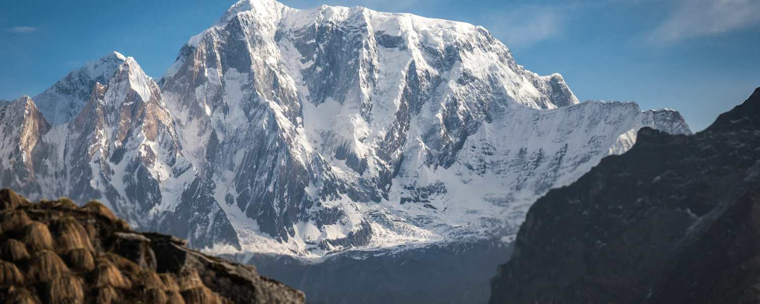 Bergwelten Annapurna nterhalb des Gipfels der Annapurna III markiert die Licht/Schattengrenze den imposanten Süd-Ost Grat. Vom Basecamp bis zum Gipfel misst der Grat beinahe 3000 Höhenmeter.