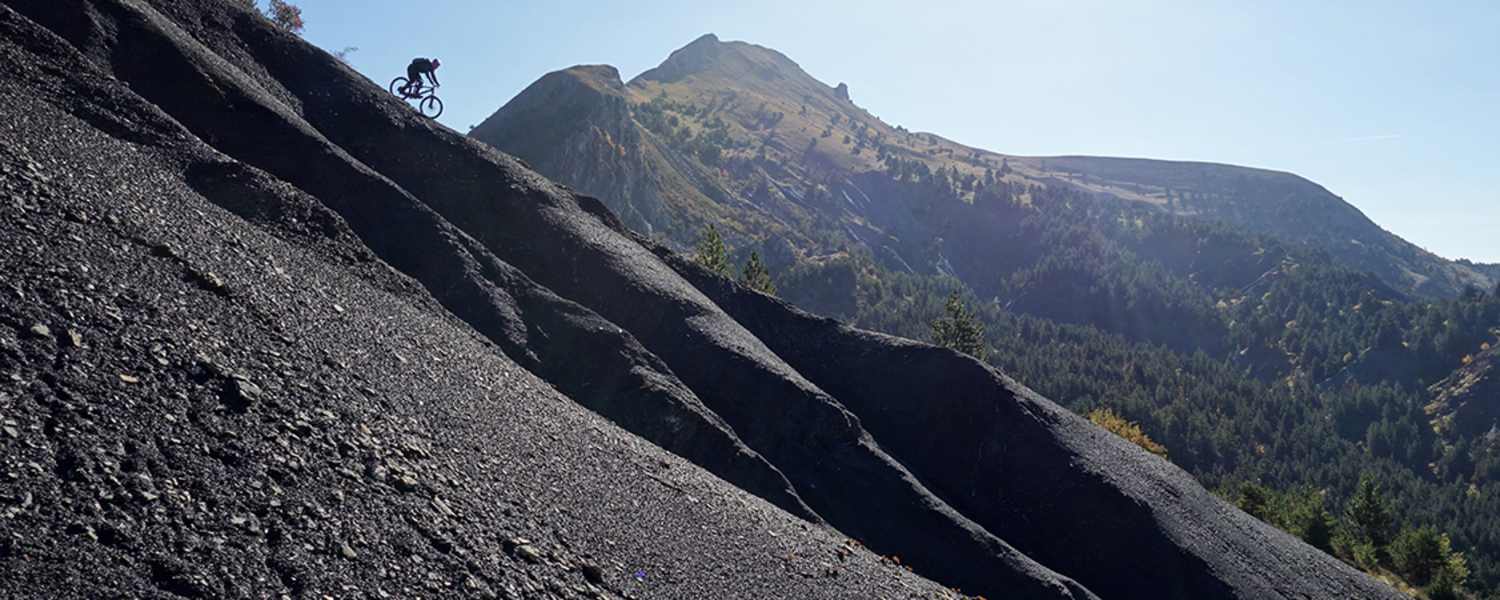 Aschgraue Hänge der Trans-Provence