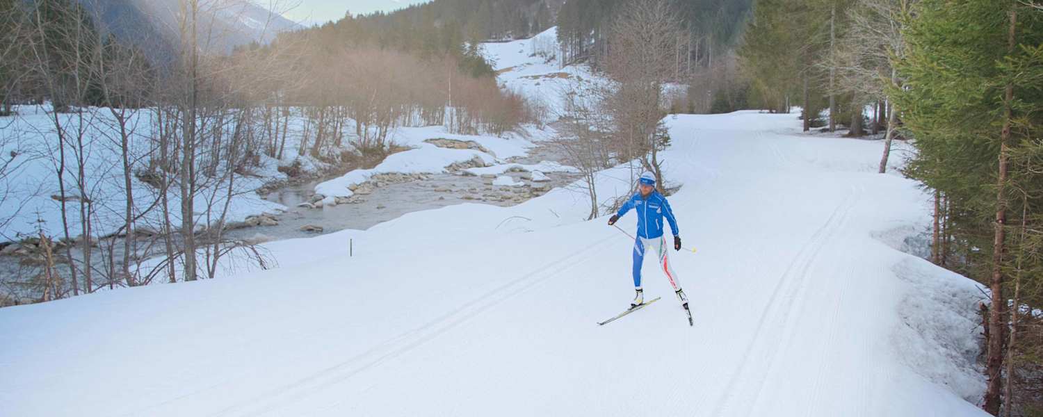Langlauf-Skating kombiniert Naturgenuss mit intensivem Ganzkörpertraining 
