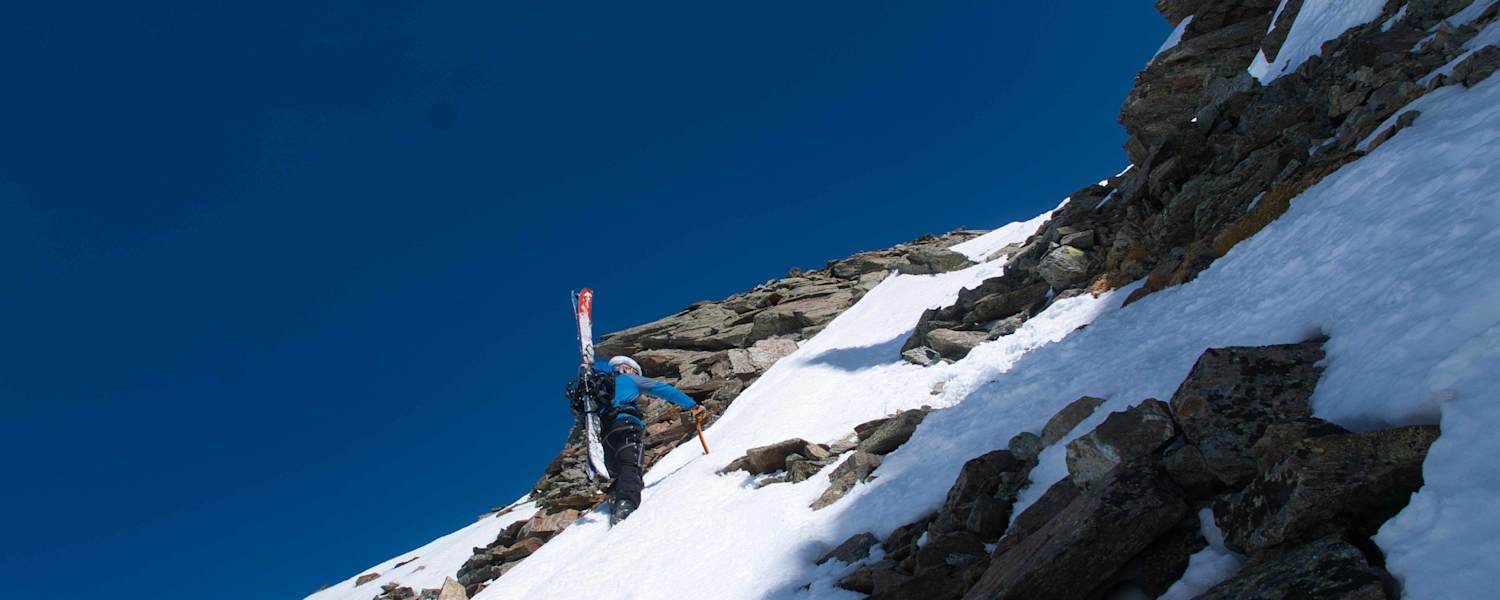 Wer hohe Gipfel und steile Flanken befahren möchte, der braucht nicht nur Kraft und Kondition, sondern auch die richtige Ausrüstung