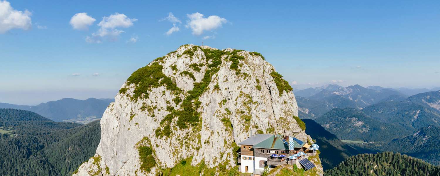 An der Flanke des Buchsteins liegt die Tegernseer Hütte.