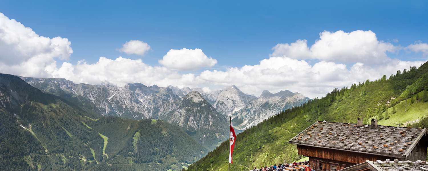 Die Dalfaz Alm liegt auf 1.693 Höhenmetern im Tiroler Rofangebirge