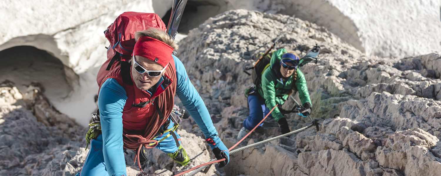 Günter Karnutsch mit einem seiner Gäste im Aufstieg auf den Gipfel des Dachsteins, Steiermark