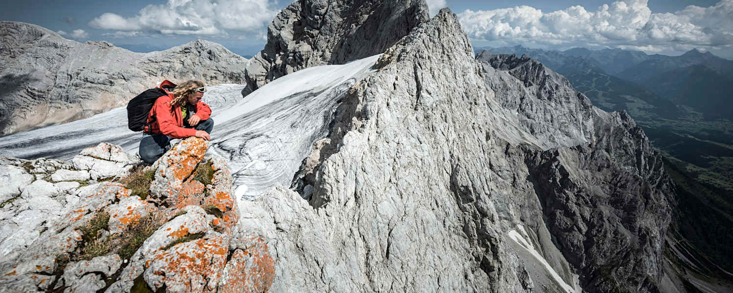 Michael Kemeter (Extremsportler in den Disziplinen Klettern, Slacklining und Basejumping) am Weg zur Dachstein Südwand