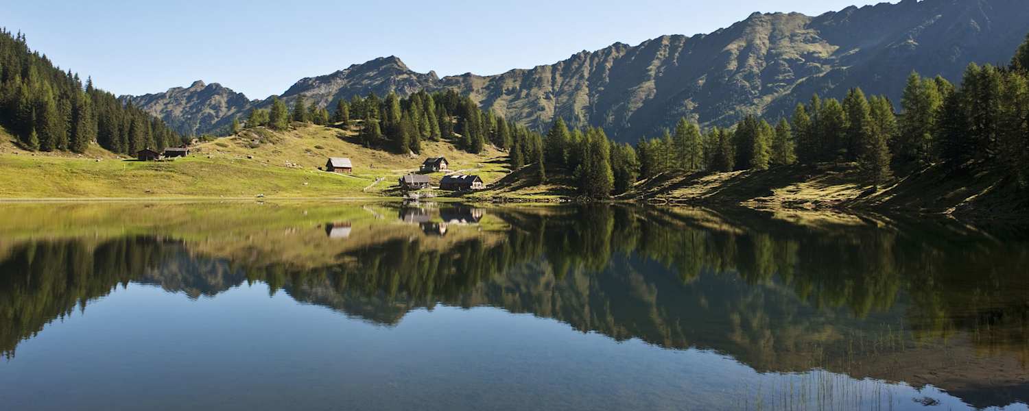 Der Duisitzkarsee (1.650 m) in der Steiermark: ein kreisrundes Juwel inmitten der Schladminger Tauern.
