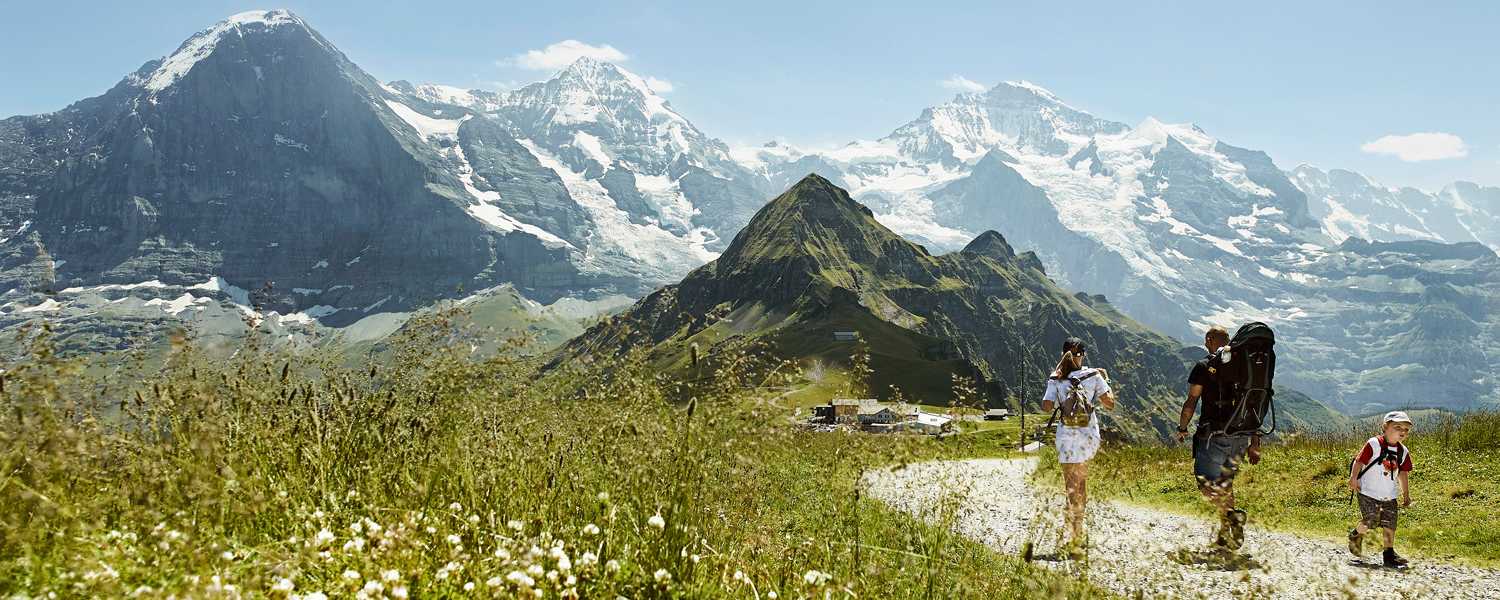 Wandern am Fuße des Eiger, hoch über Grindelwald