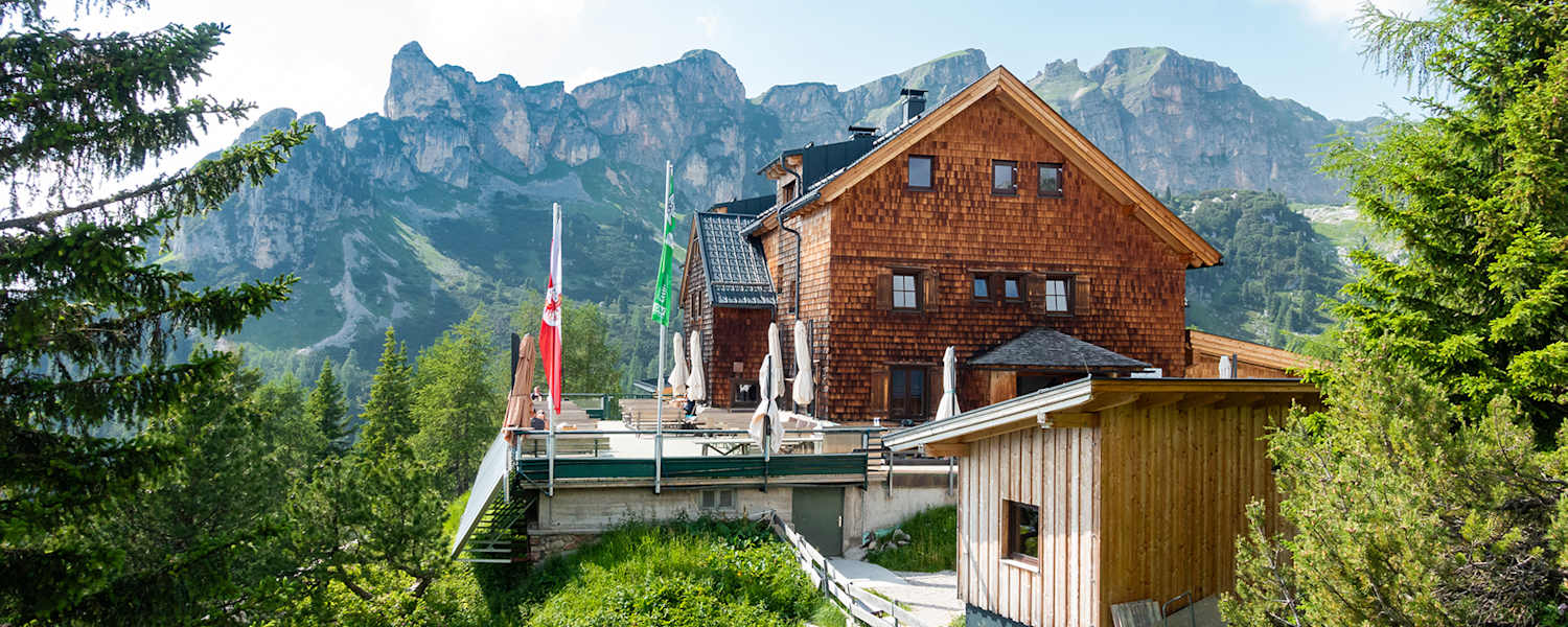 Die Erfurter Hütte (1.834 m) im Rofangebirge in Tirol