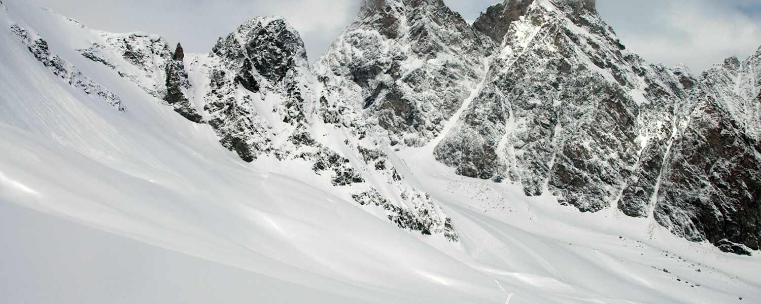 Skitourengeher auf der Haute Route beim Aufstieg zum Col du Mont Brulé