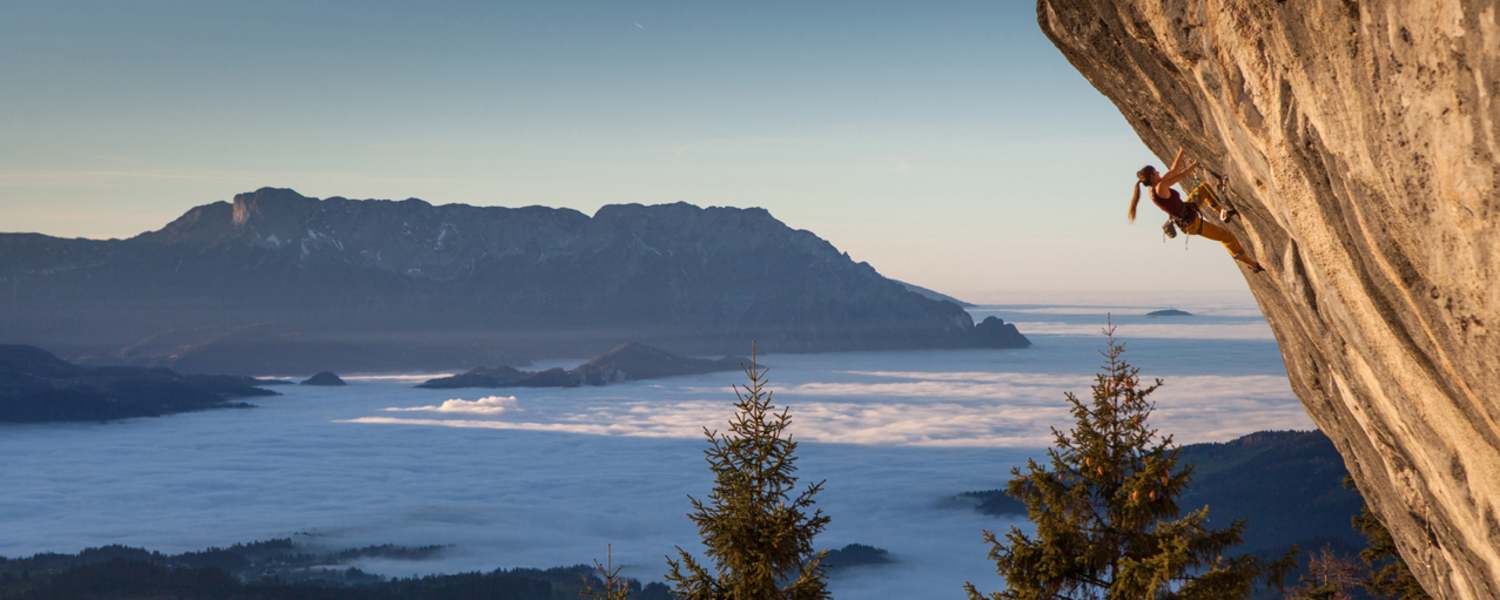 Andrea Maruna klettert am Kalkstein bei Hallein