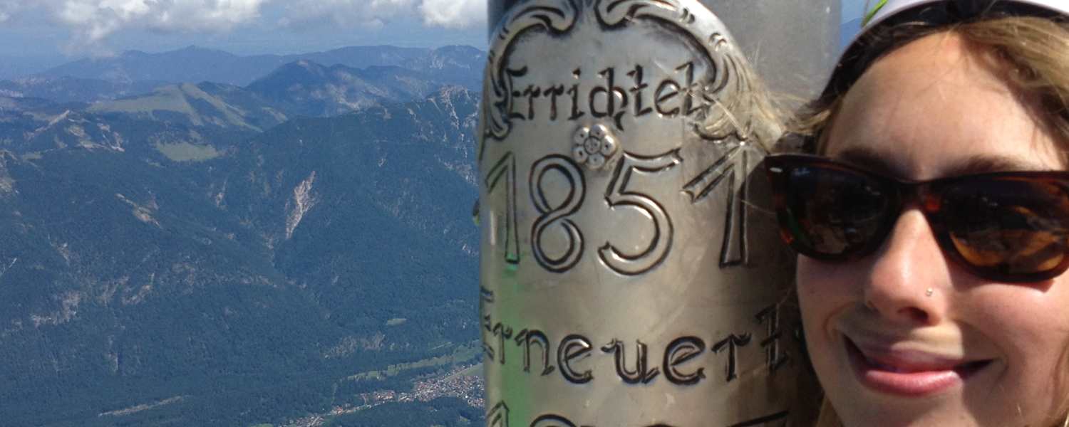 Klettersteig Zugspitze: Lea Hajner am Gipfel der Zugspitze