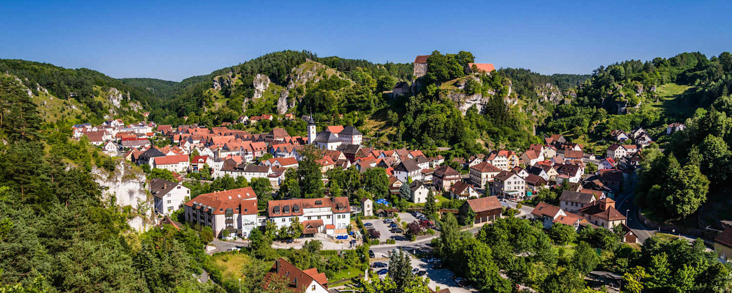 Blick vom Bayreuther Berg auf die Burg Pottenstein und den Ort. 