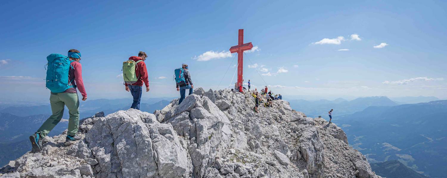 Am Gipfel des Großen Priel steht ein rotes Gipfelkreuz.