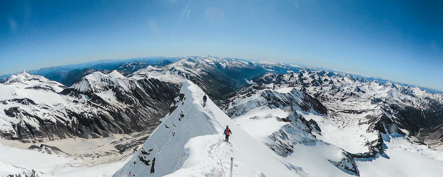 Bergsteiger am Gipfelgrat des Großglockners
