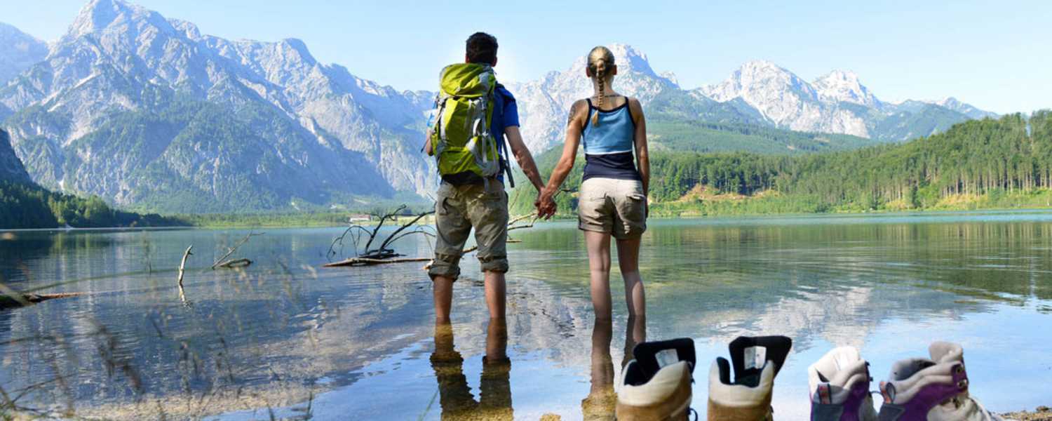 Almsee: Wie ein Gemälde liegt der Almsee vor der Almtaler Sonnenuhr