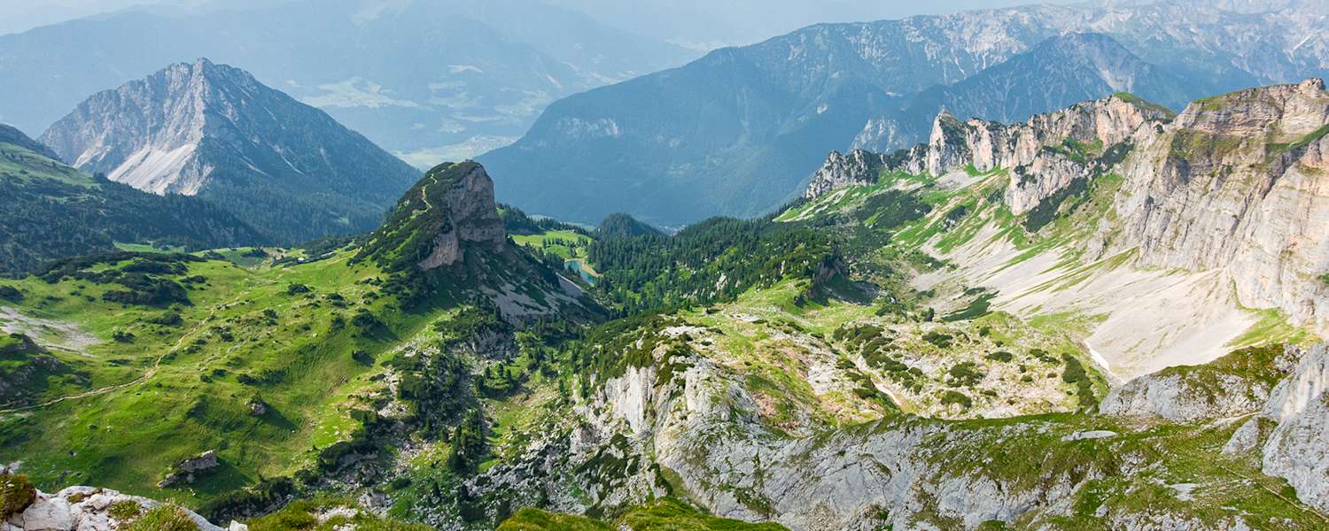 Panorama-Blick auf dem Weg zum Gipfel, markant im Vordergrund: der Gschöllkopf (2.039 m), auch Adlerhorst genannt