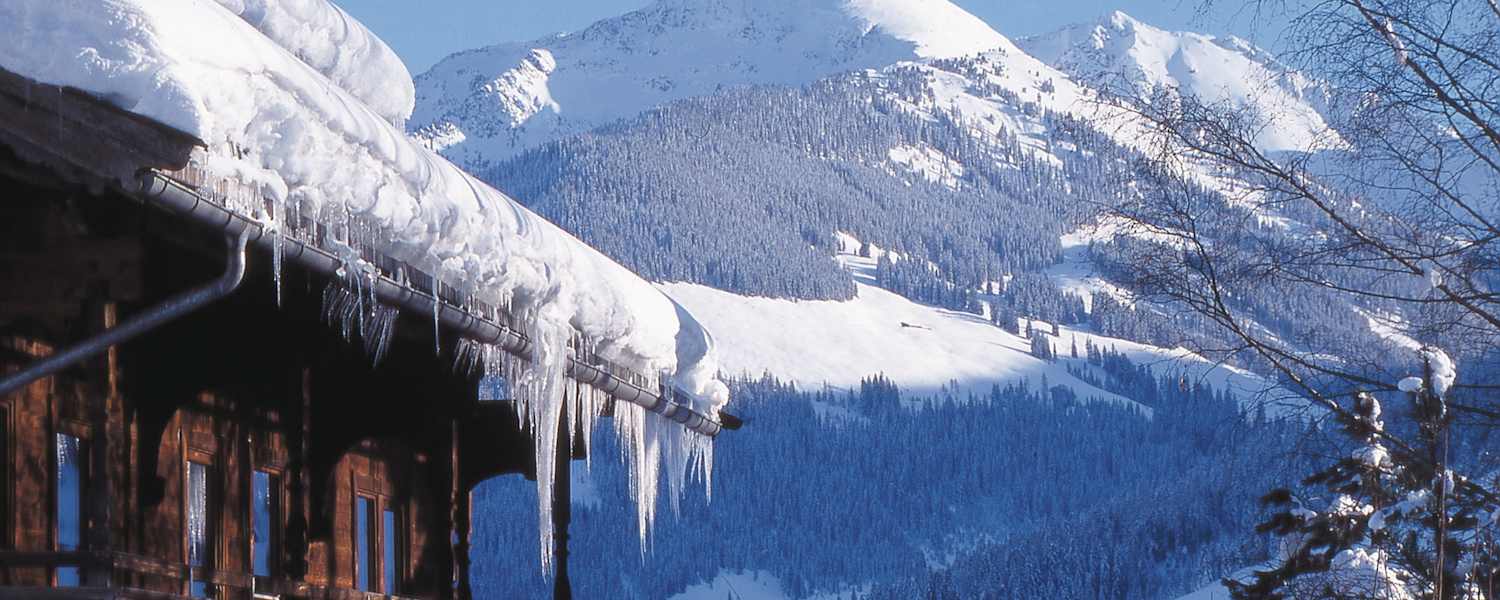 Alpbachtal-Winterlandschaft mit Holzhütte