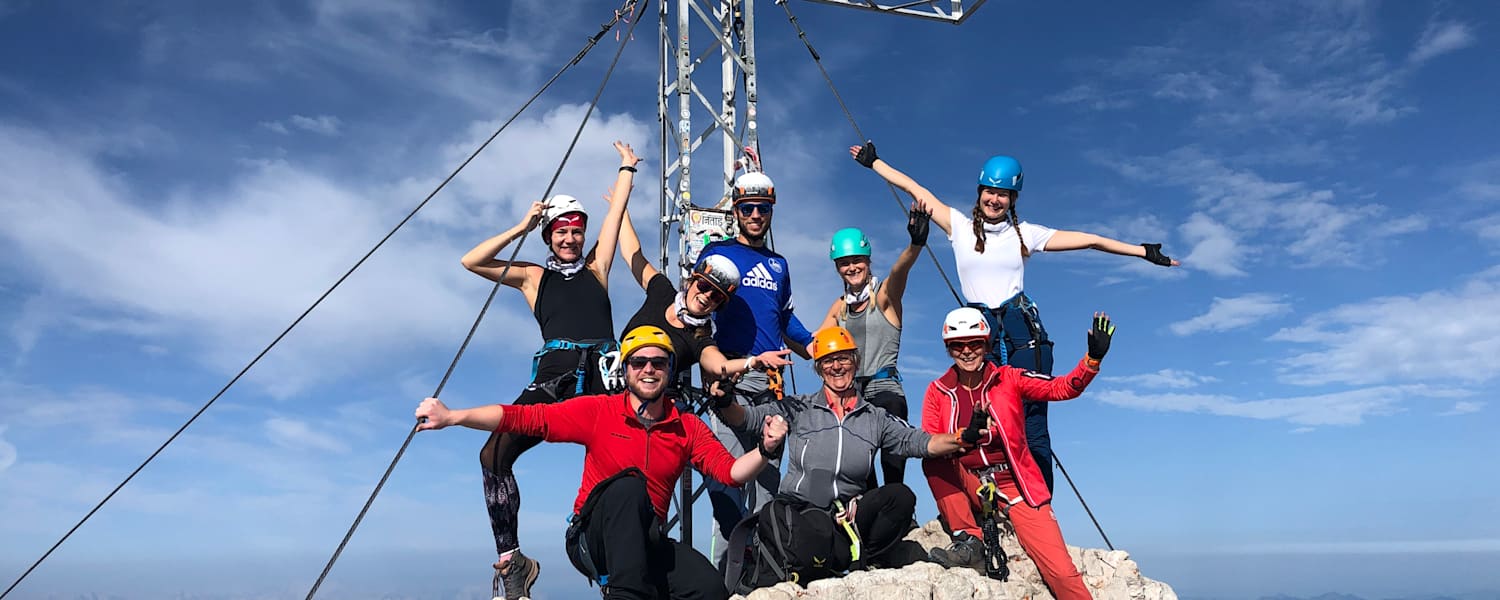 Glückliche Gesichter, erste Gipfelerfolge am Drahtseil und blitzblauer Himmel über dem Dachstein: So war das Bergwelten-Event „Mein erster Klettersteig“