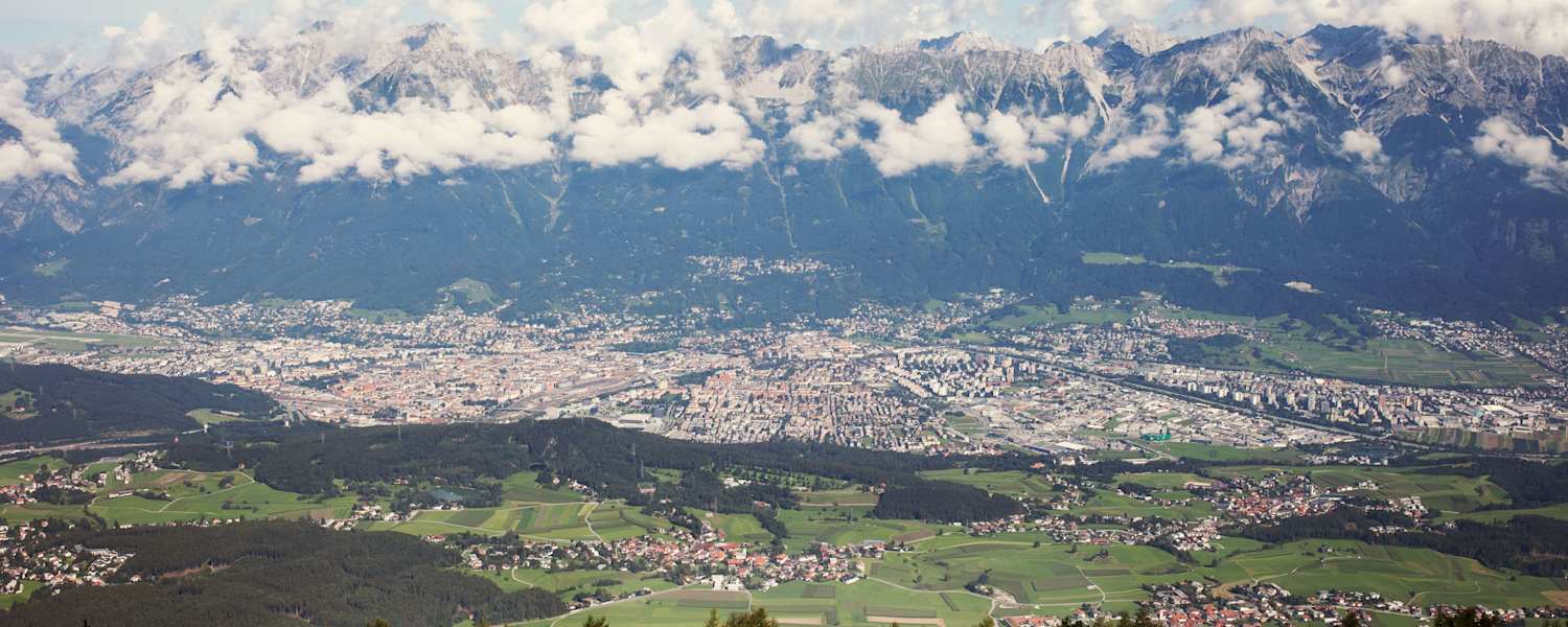 Blick vom Patscherkofel auf Innsbruck und die Nordkette
