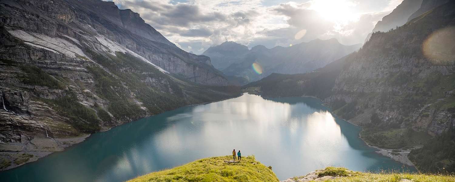 Blick auf den kristallklaren Oeschinensee im Berner Oberland