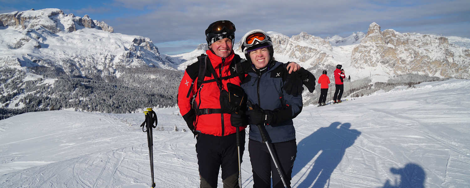 Peter Paal mit seiner Frau Evelyn auf der Sellaronda, Piz Boé und Sassongher im Hintergrund, Dolomiten, Südtirol