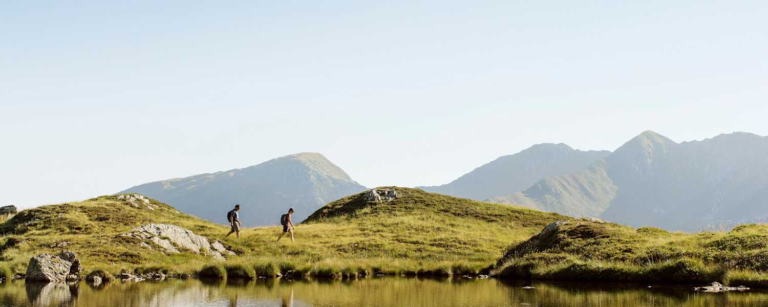 Der kurze Abstecher zu einem kleinen Bergsee lohnt sich auf jeden Fall.