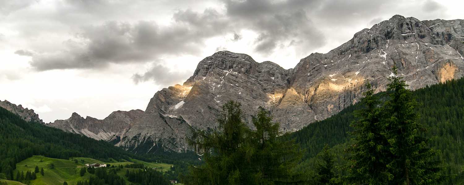 Sonnenspiegelungen im Bergmassiv