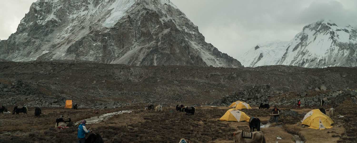 Das Basislager am Lunag Ri mit dem Himalaya Gebirge im Hintergrund